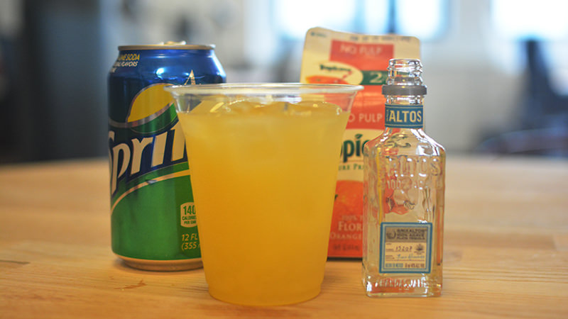 Voici comment faire une margarita dans un avion