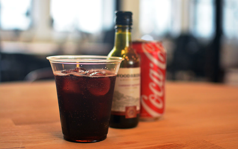 Fabriquer Kalimotxo dans un avion