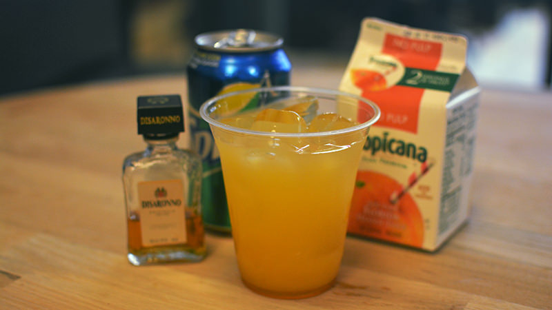 Faire un Amaretto Sour dans un avion