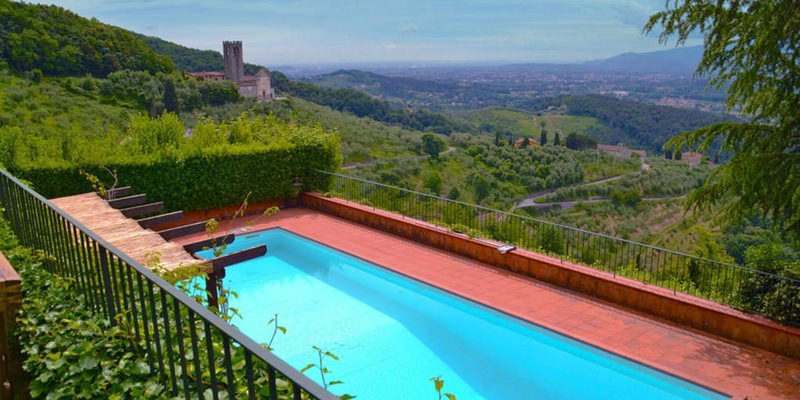Une piscine à débordement