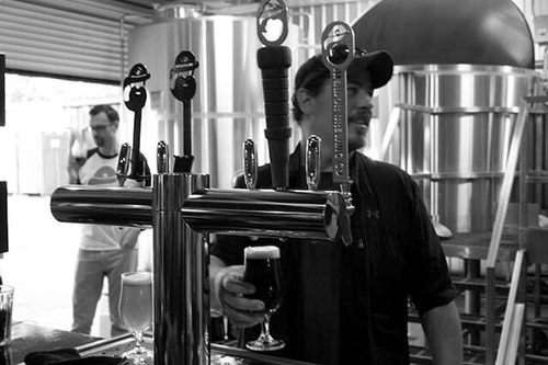 Verser de la bière dans la région viticole