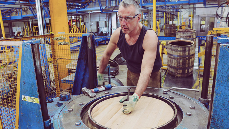 homme, mettre, anneau, sur, scotch, whisky, baril