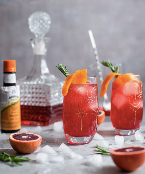 Le Blood Orange Campari Gin Fizz est le cocktail Campari parfait pour se diversifier à partir de Negronis