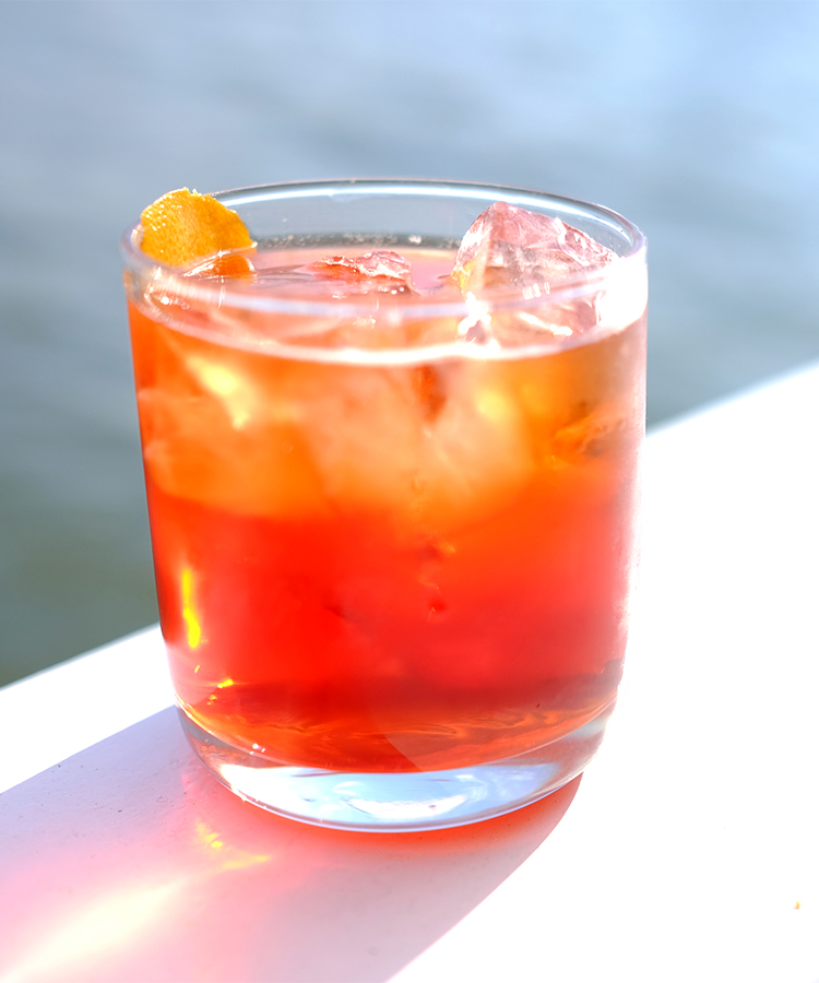 batch negroni est le cocktail batch du jour du souvenir que vous devriez préparer negroni