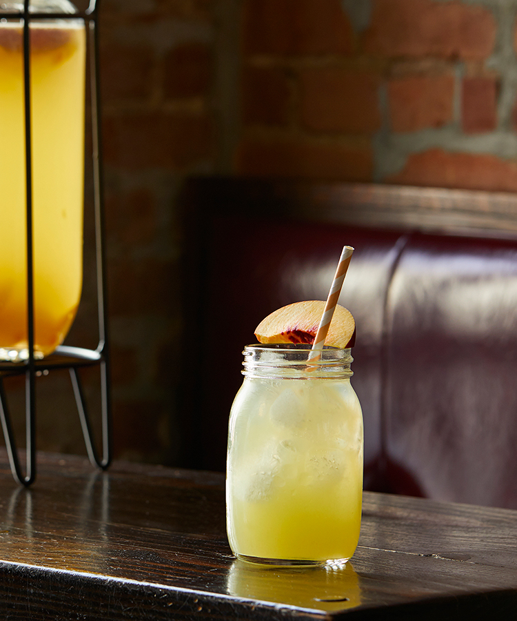 ce punch à la limonade à la pêche est le cocktail du jour du souvenir que vous devriez préparer