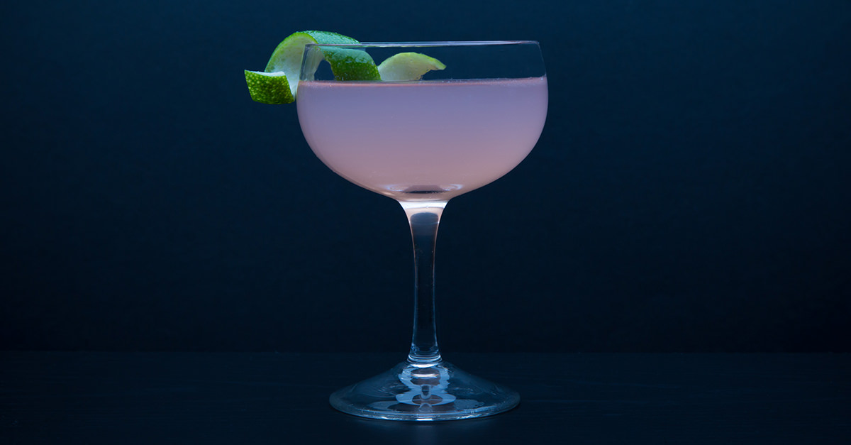 Il faut absolument savoir comment faire ce cocktail à base de vodka, le Cosmopolitan.