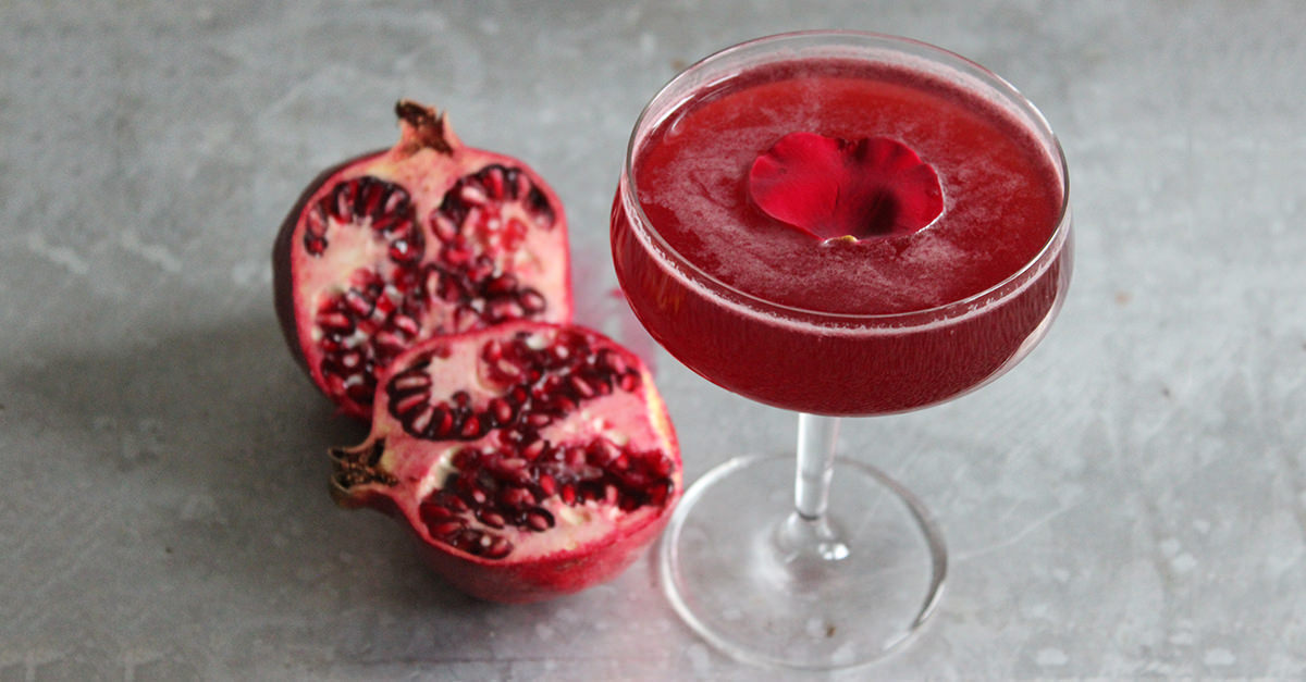 Vous devez absolument savoir comment préparer ce cocktail à base de vodka, le Rose Grenade Cocktail.