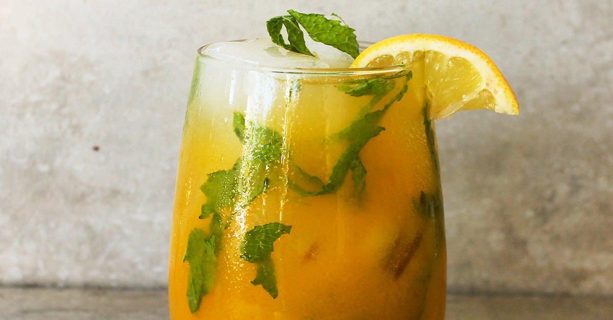 Il faut absolument savoir comment faire ce cocktail à base de vodka, le Mango & Mint Spiked Lemonade