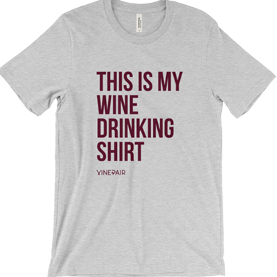 Cette chemise à boire du vin est le complément parfait à votre panier-cadeau de la fête des mères.
