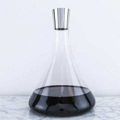 Cette carafe à double usage est le complément parfait à votre panier-cadeau de la fête des mères.