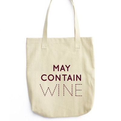 Ce sac peut contenir du vin est le complément parfait à votre panier-cadeau de la fête des mères.
