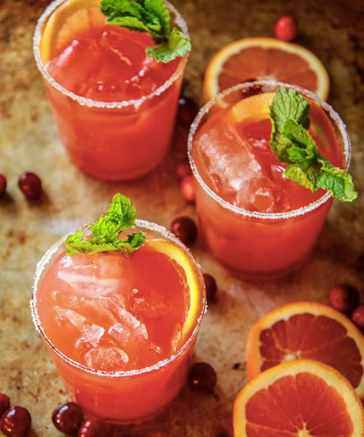 Ce cocktail à base de tequila Blood Orange Tequila Mint Fizz est une boisson printanière que vous devez préparer dès maintenant.