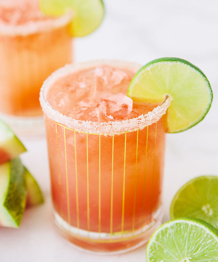 Ce cocktail Boozy Watermelon Coconut Cooler à base de tequila est une boisson printanière que vous devez préparer dès maintenant.