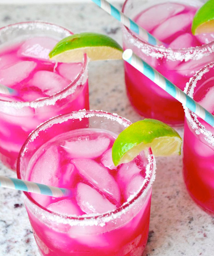 Ce cocktail à base de tequila Prickly Pear Margarita est une boisson printanière que vous devez préparer dès maintenant.