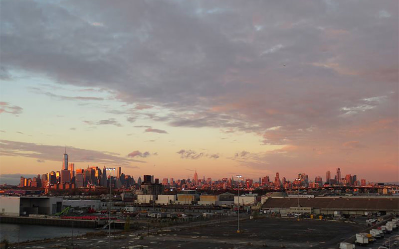 bar de la distillerie de la ville de l'industrie