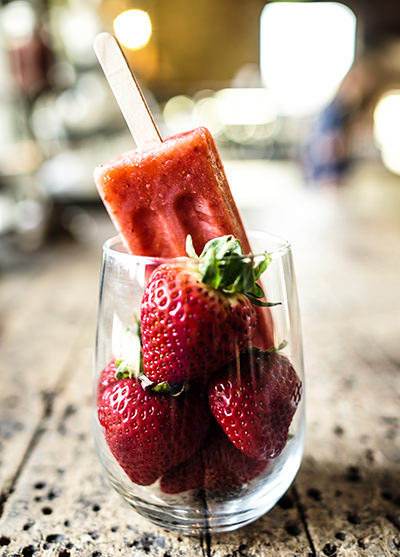 L'ensemble de la société Sangria Popsicles.