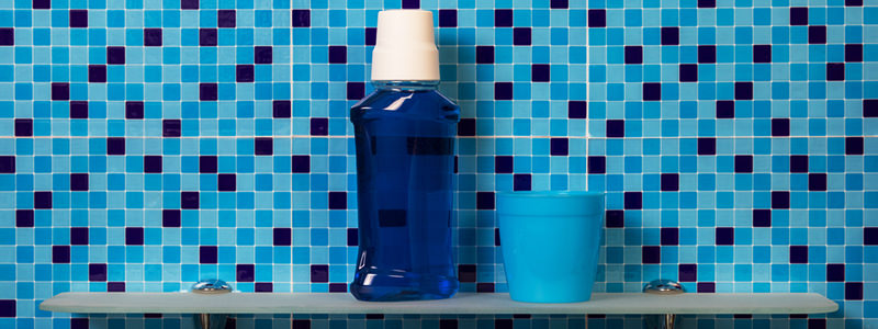 Certains bains de bouche contiennent de l'alcool