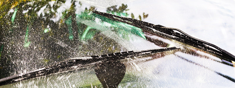 Le liquide lave-glace contient de l'alcool