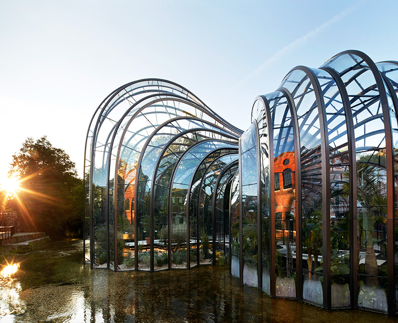 La distillerie Bombay Sapphire est magnifique