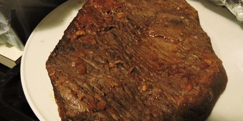 Poitrine retirée de sa rôtissoire lente.