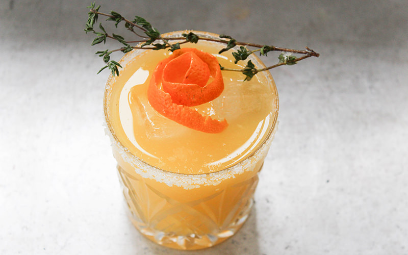 Margarita à l'orange fumée et au thym