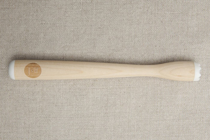 Pilon à cocktail gravé en érable