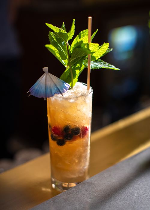 Les barmans utilisent des produits de saison pour rafraîchir les cocktails.