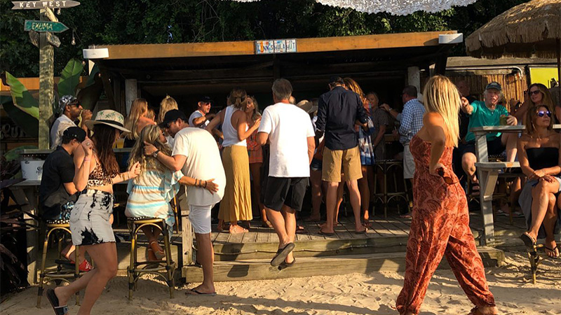 Hula Hut de Lynn est l'un des meilleurs endroits pour boire dans les Hamptons et Montauk.