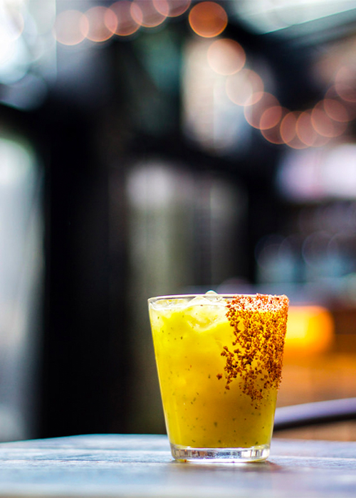 La margarita mangue-basilic est l'une des meilleures recettes de cocktails à la mangue.