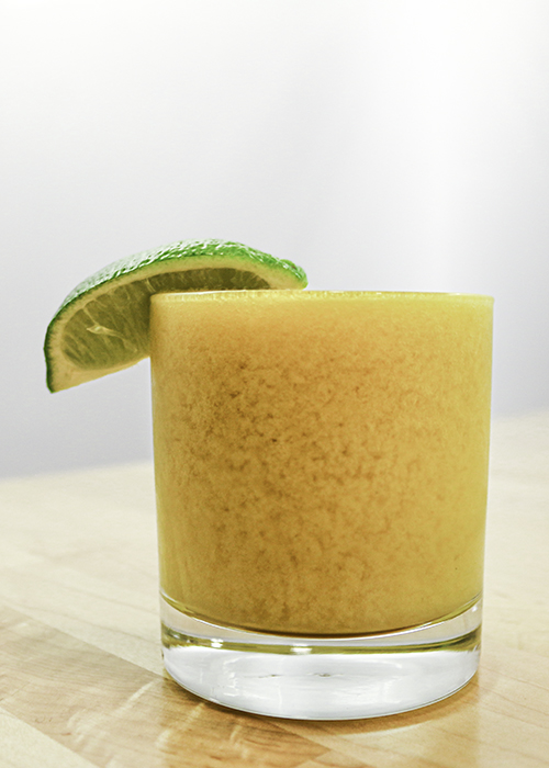 Le Gin & Tonic Mango Sorbet Slushie est l'une des meilleures recettes de cocktails à la mangue.