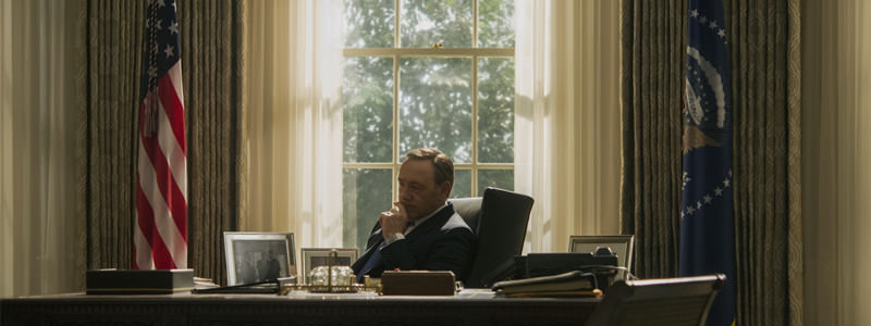 Pourquoi devriez-vous boire du vin de syrah pendant que vous regardez en rafale House Of Cards
