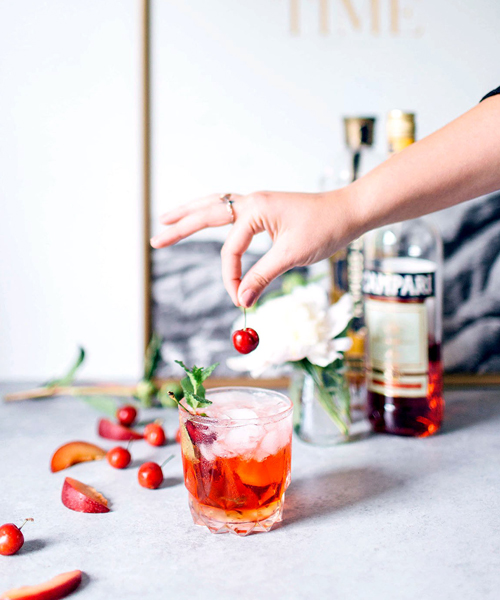 Le St. Germain Spritzer est le cocktail Campari parfait pour se diversifier à partir de Negronis