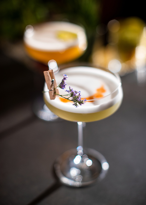 Les barmans utilisent des produits de saison pour rafraîchir les cocktails.