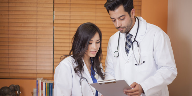 Nous avons demandé à un médecin : Qu'est-ce qui est pire, boire 1 fois par semaine ou boire un verre tous les soirs ?