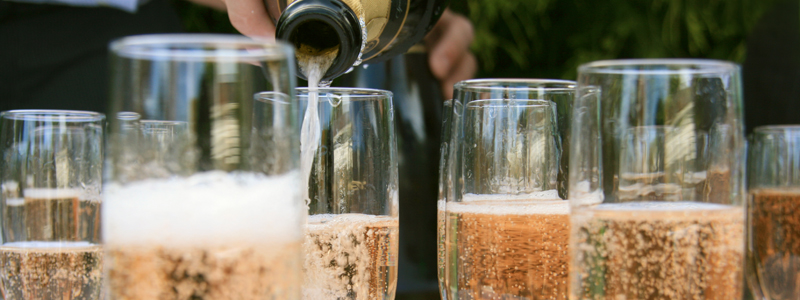 Verser du vin à la douche nuptiale