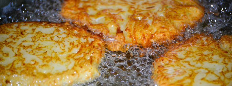 Latkes et champagne ou prosecco sont un combo parfait