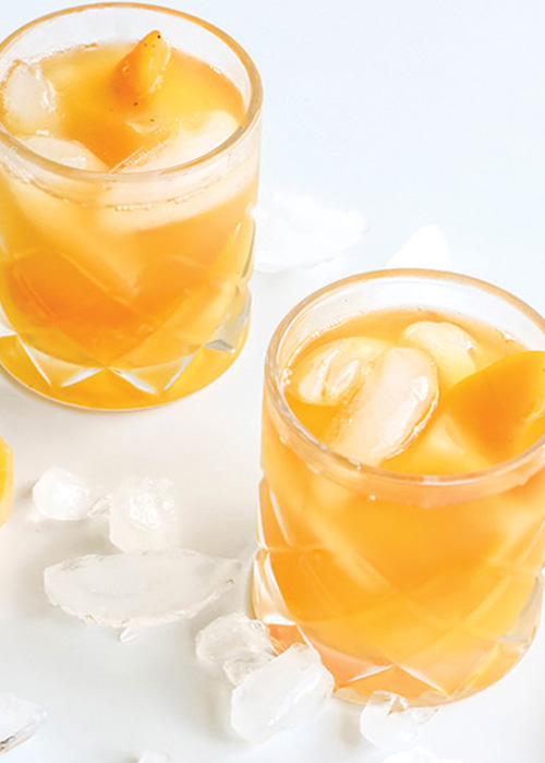 Le Bourbon Peach Punch est l'un des meilleurs cocktails d'été au bourbon.