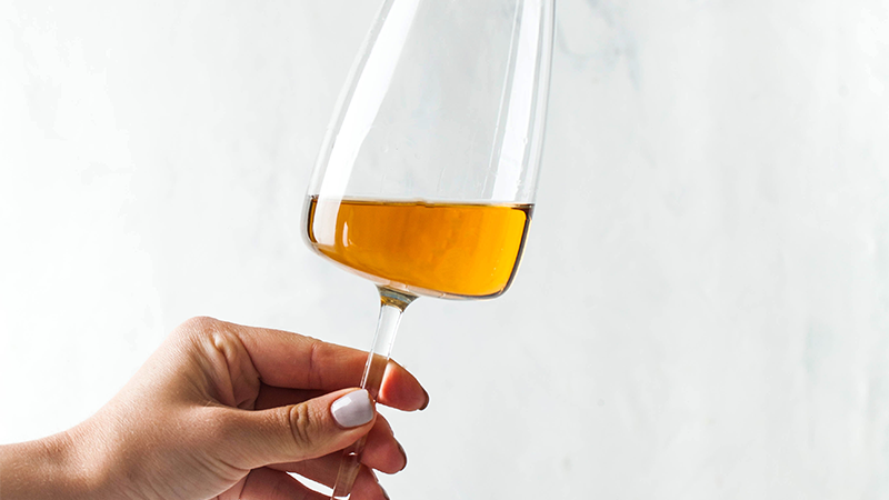 Adopter les vins « intermédiaires » est une tendance en matière de boissons à surveiller en 2024.