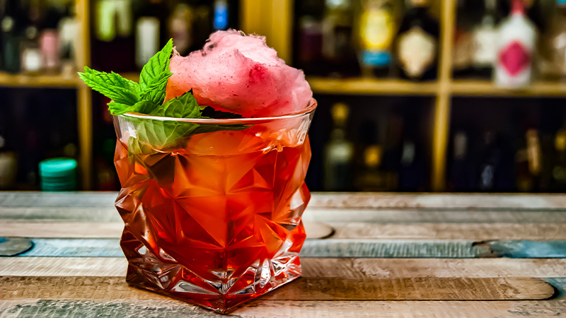 Les cocktails artisanaux chaotiques et la gastronomie chaotique sont une tendance à surveiller en 2024.