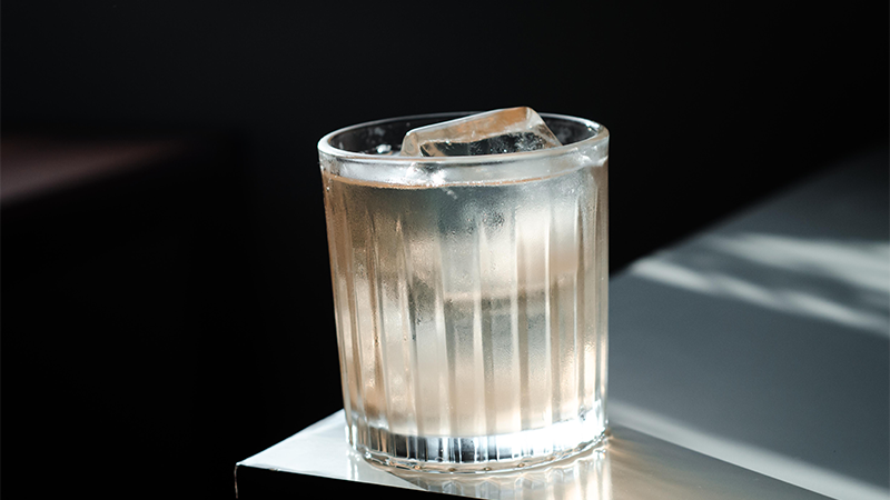 Les cocktails clarifiés sont une tendance en matière de boissons à surveiller en 2024.