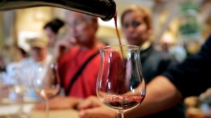 NAPA VALLEY, CA - 16 MAI : Les gens dégustent du vin à la cave Vianasa le 16 mai 2005 à Napa Valley, en Californie. La Cour suprême a voté pour mettre fin à l'interdiction des ventes de vin entre États, permettant aux amateurs de vin d'acheter leur vin directement auprès de vignobles situés en dehors de leur État. (Photo de David Paul Morris/Getty Images)