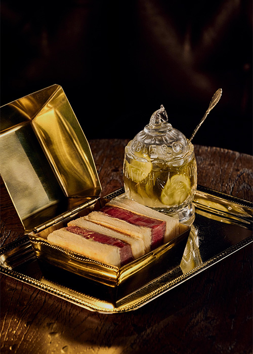 Chez Sip & Guzzle, vous trouverez une combinaison de cocktails créatifs et amusants et de plats de la cuisine du chef Mike Bagale, qui était auparavant chef exécutif de l'Alinea, trois étoiles Michelin. 