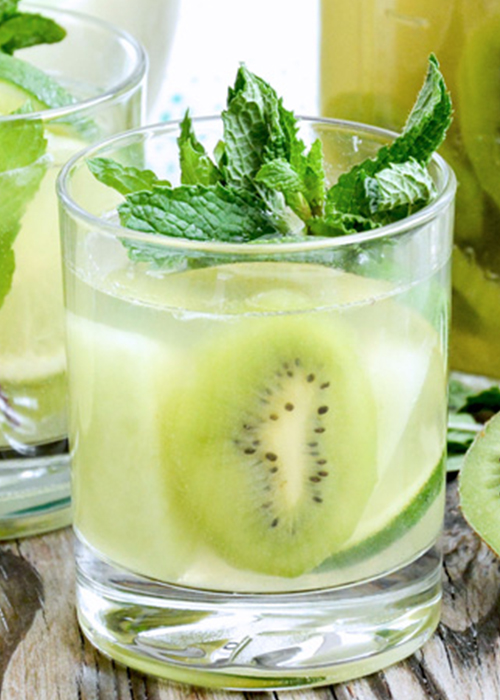 La sangria blanche au miel et au kiwi est l’une des meilleures recettes de sangria blanche.