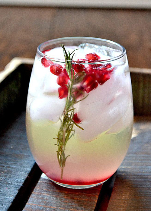 La sangria blanche à la grenade et au romarin est l’une des meilleures recettes de sangria blanche.