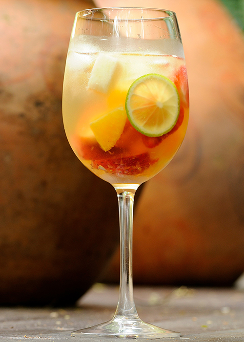 La Sangria pétillante est l’une des meilleures recettes de Sangria blanche.