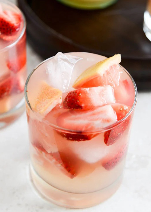 La sangria pétillante au pamplemousse est l’une des meilleures recettes de sangria blanche.