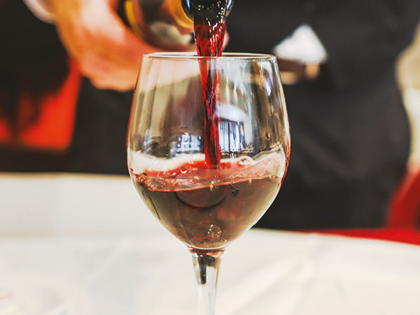 Rapport CTSI : près de la moitié du vin dans les pubs et bars britanniques est de courte durée