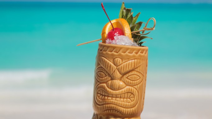 Comment faire un bol de scorpion, un punch Tiki doux avec une forte piqûre