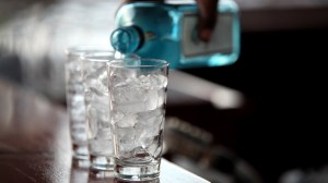 Gin versé dans une balle haute