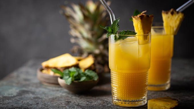 Comment préparer un Ponton Smash, un cocktail rafraîchissant au bourbon et à l'ananas